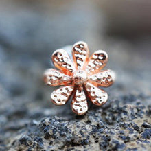 Load image into Gallery viewer, Rose Gold Plated Daisy Flower Cartilage Earring
